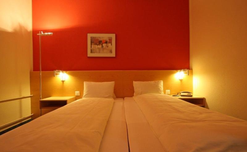 Esplanade Swiss Quality Hotel دافوس الغرفة الصورة